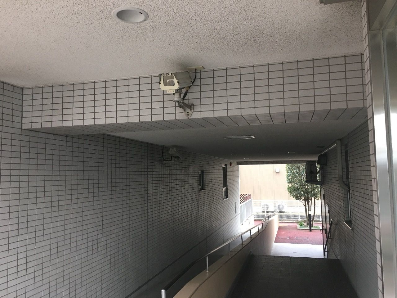 建物内の各要所に防犯カメラを設置しています